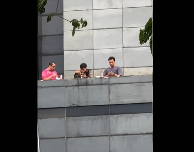 Diduga aksi provokasi dari tiga staf (TikTok)